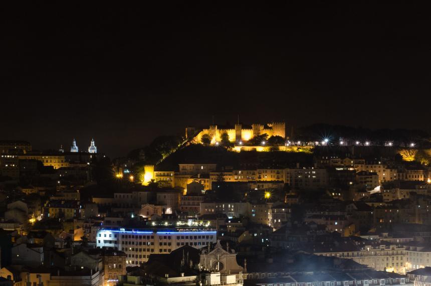São Jorge-slottet i Lisboa opplyst om natten